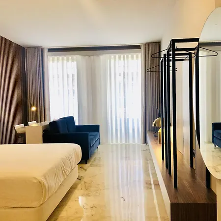 Near Sao Bento Train Station Порту